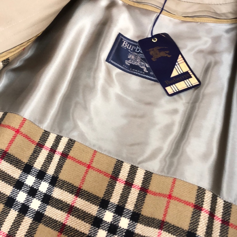 Men’s Burberry raincoat with zip out lining - Picture 7 of 8